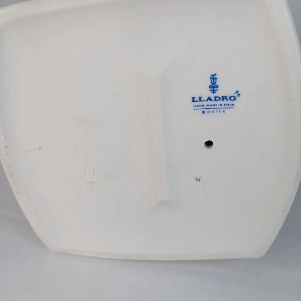 Lladro #4838 Clean Up Time Glossy  Girl at Sink Porcelain Figurine Retired 7.25